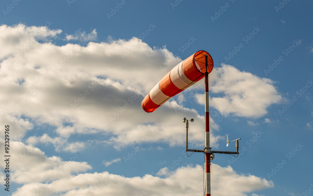Windhose in Mainz Finthen vor bewölktem Himmel Windhose in Mainz Finthen vor bewölktem Himmel