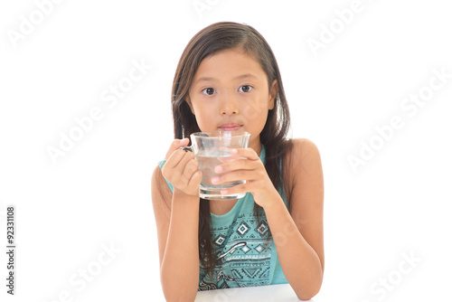 水を飲む笑顔の女の子