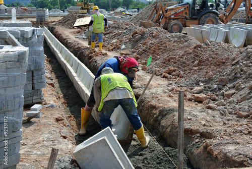 Cuadro en lienzo V-shaped trench drain at the construction site