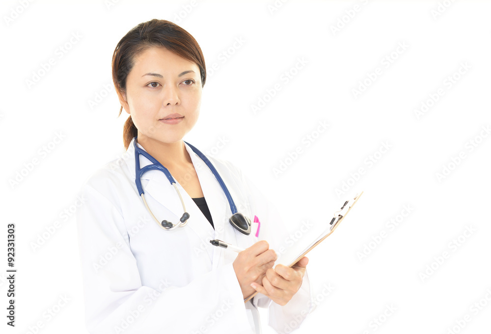 真剣な表情の女医 真剣な表情の女医