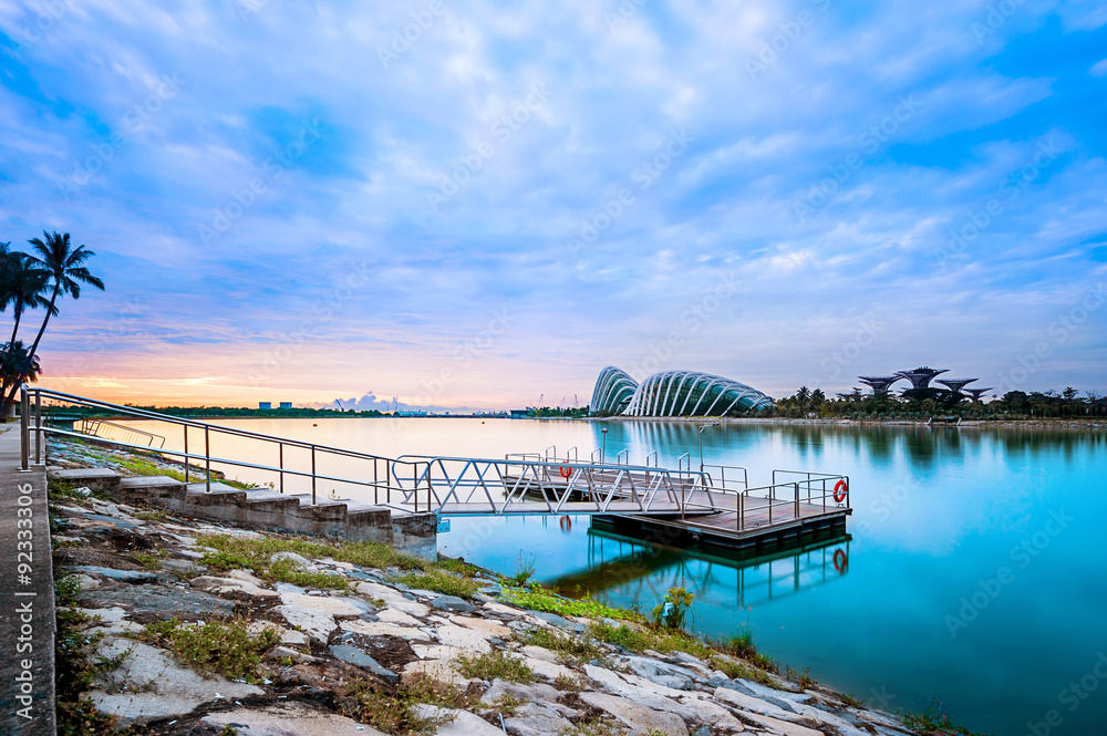 Fototapeta Pier with views of spectacular gardens by the bay in singapore