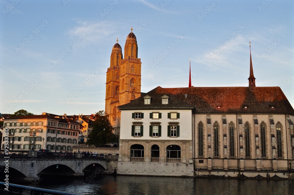 Grossmünster von Zürich im Abendlicht