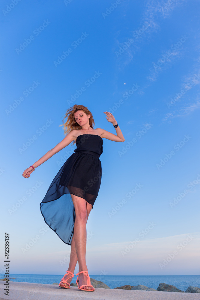 Obraz premium Beautiful woman standing