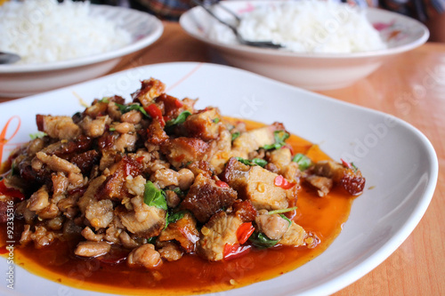  Fried pork and basil