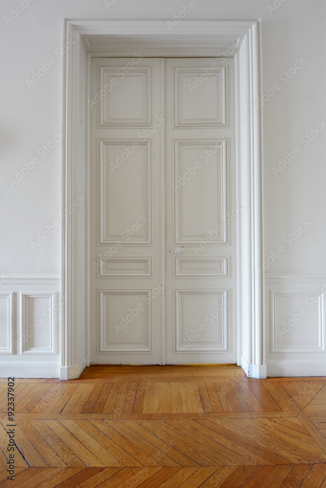 Fototapeta premium Porte et parquet ancien d'appartement privé parisien 