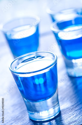 Fotografie blue alcoholic drink into small glasses