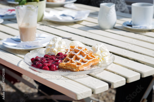 Waffel mit heißen Kirschen