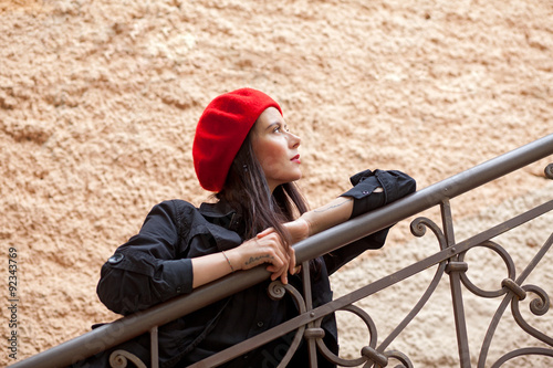 девушка в берете гуляющая по городу