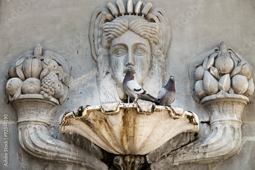 Fontana di città (arredo urbano) photo