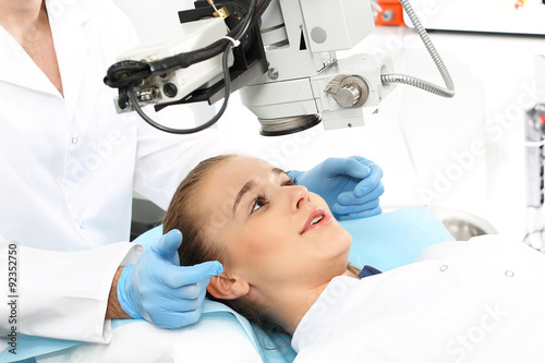 Operacja okulistyczna. Pacjentka  na sali operacyjnej podczas zabiegu chirurgii okulistycznej