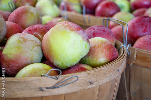 Foto apples in a wood basket