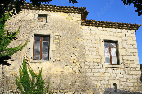 grande bâtisse en pierres