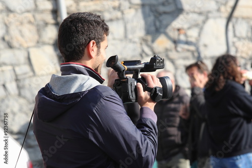 Produzione video di un team professionale di cameramen di una avvenimento giornalistico photo