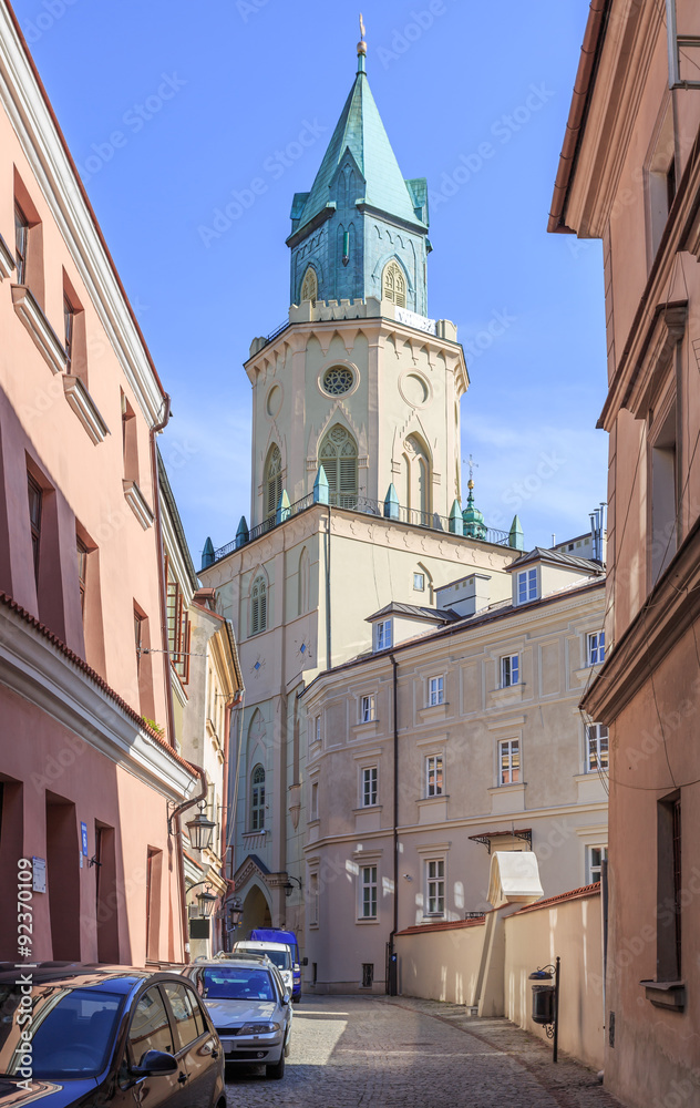 Ulica Jezuicka w Lublinie - wieża trynitarska, oferuje najlepszy widok na stare miasto w Lublinie. W jej wnętrzu znajduje się Muzeum Archidiecezjalne.
