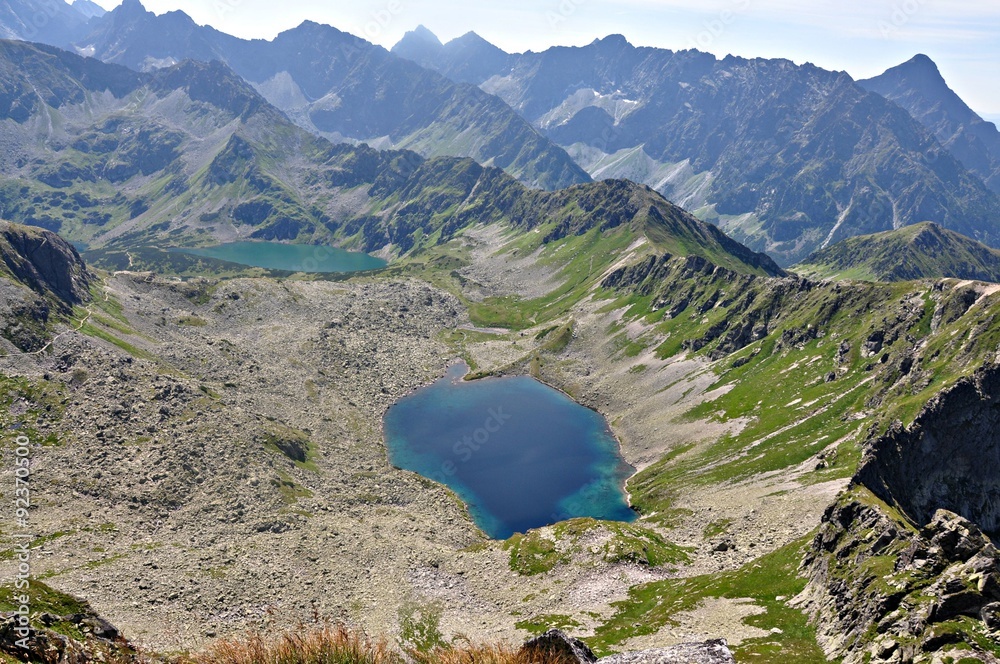 Fototapeta premium Widok na Dolinę Pięciu Stawów Polskich ze szlaku ze Świnicy na Zawrat, Tatry