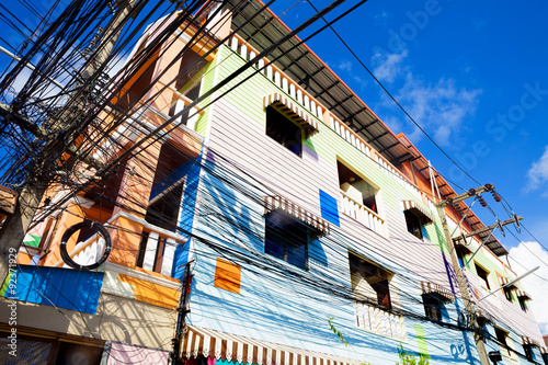 Arquitectura de Tailandia. Fachada colorida. Cables de luz y postes de luz © C.Castilla