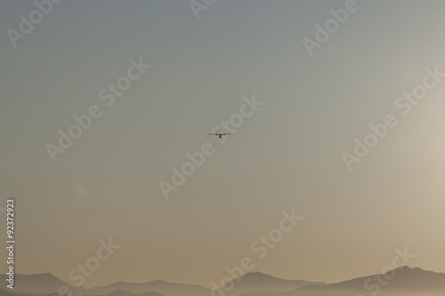 朝日の中の飛行機 © tbbstudio