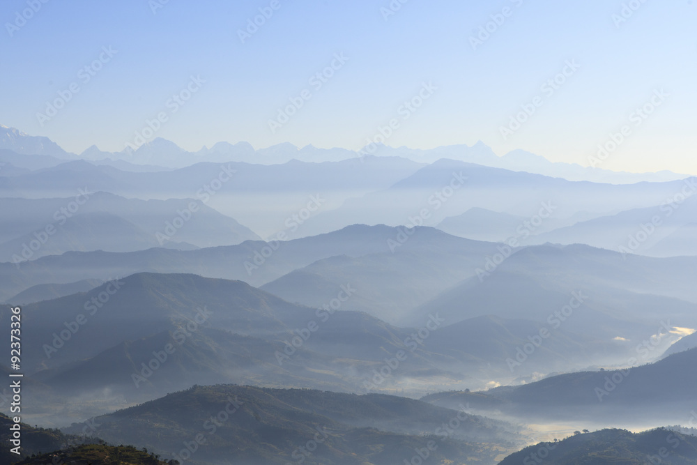 朝霧の山々