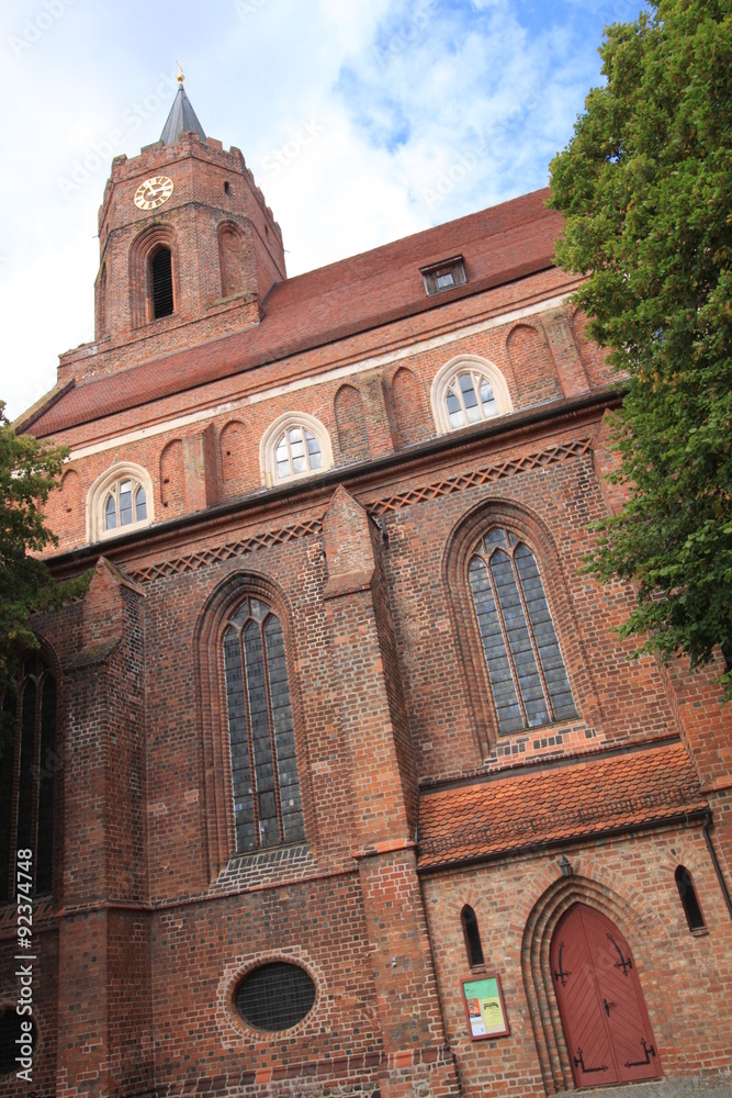 Obraz premium Märkische Backsteingotik: Wiederaufgebaute Marienkirche in Beeskow