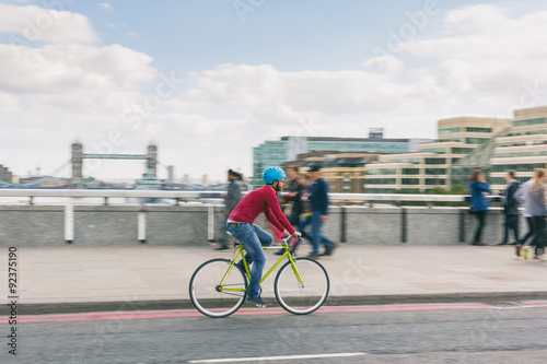Canvas Print Hipster man cycling on London bridge with fixed gear bike