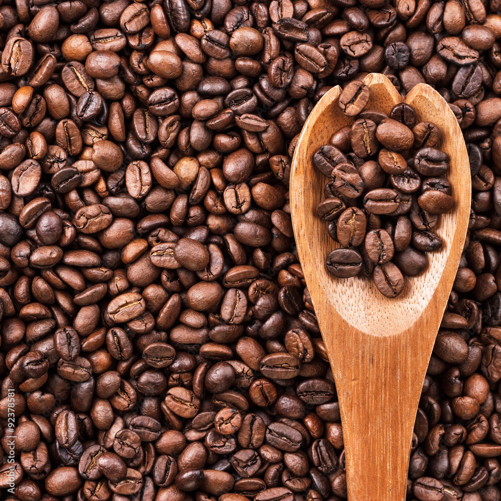 Fototapeta premium coffee beans and wooden spoon