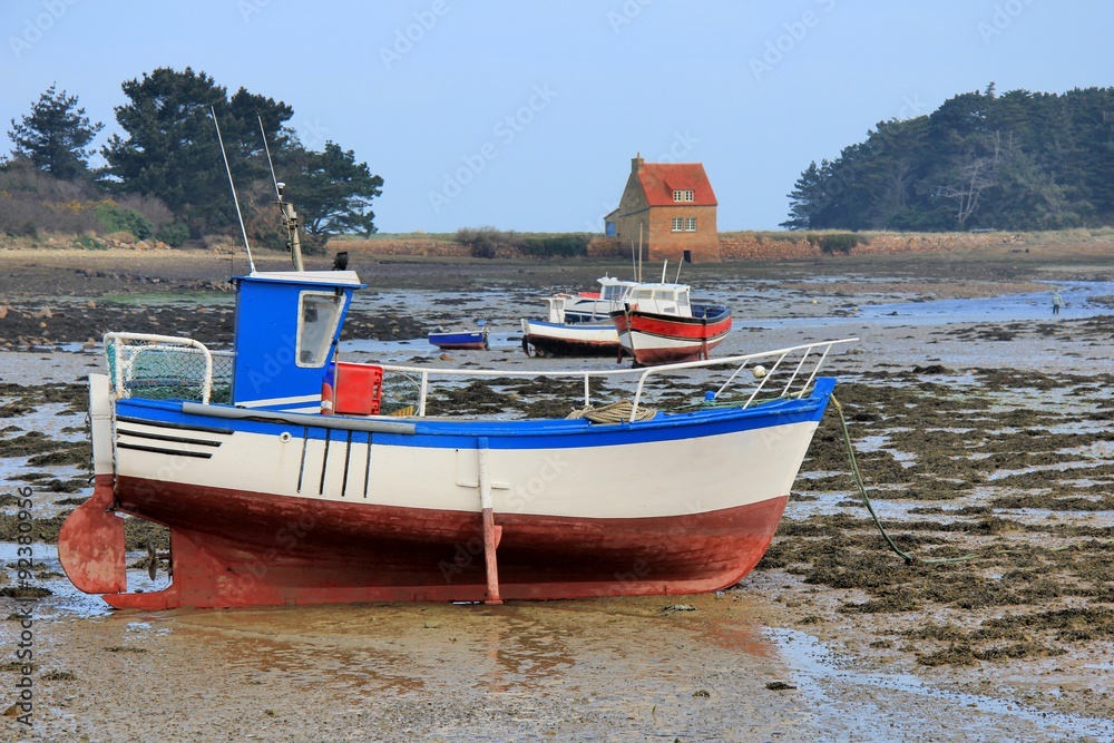Bateaux de pêche échoués près du moulin à marée de Buguélès en Bretagne Bateaux de pêche échoués près du moulin à marée de Buguélès en Bretagne