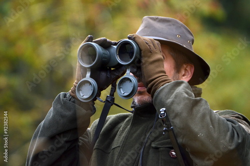 hunter looking through binoculars Fototapet