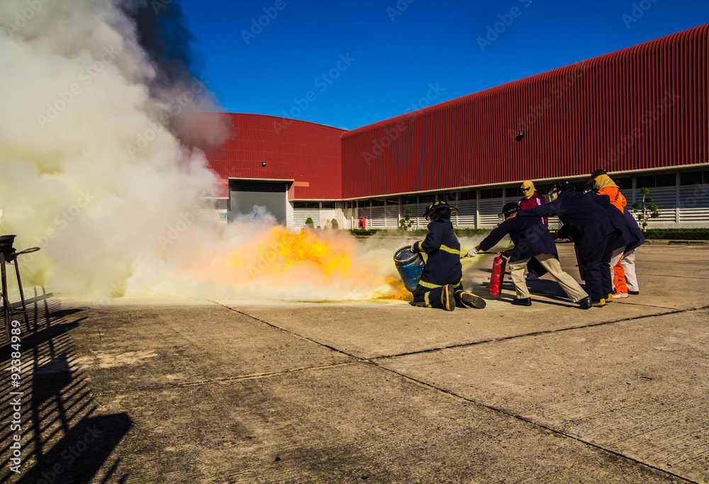 Obraz premium Firefighters fighting fire during training