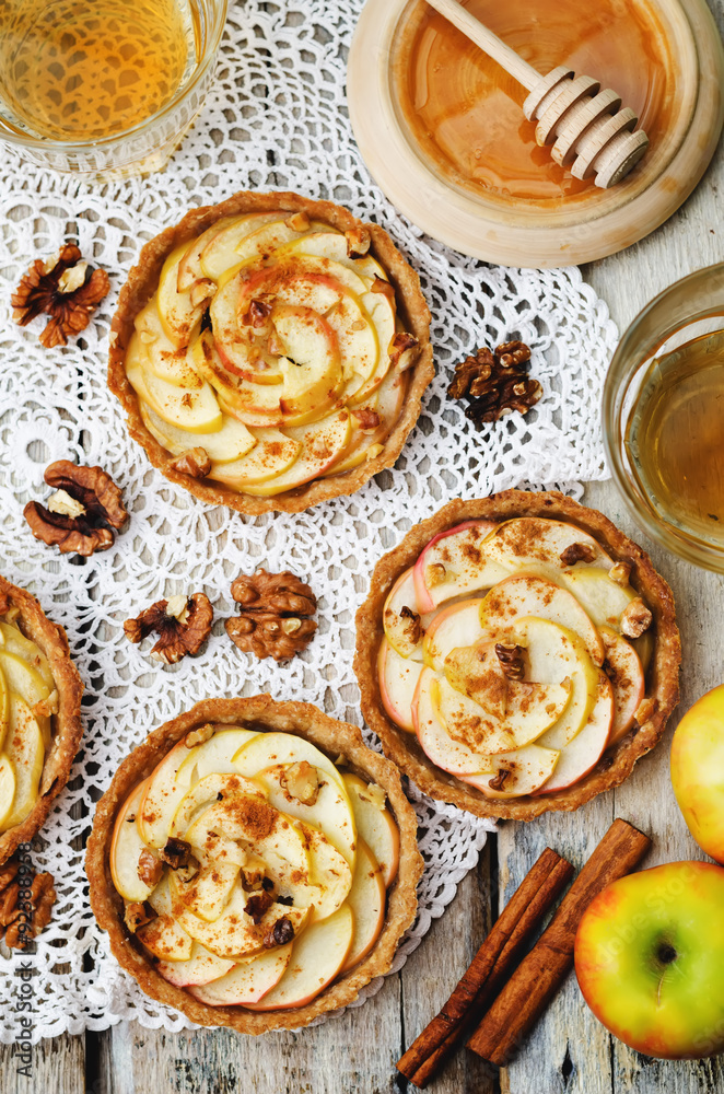Rye tartlets with apples, cinnamon, honey and walnuts