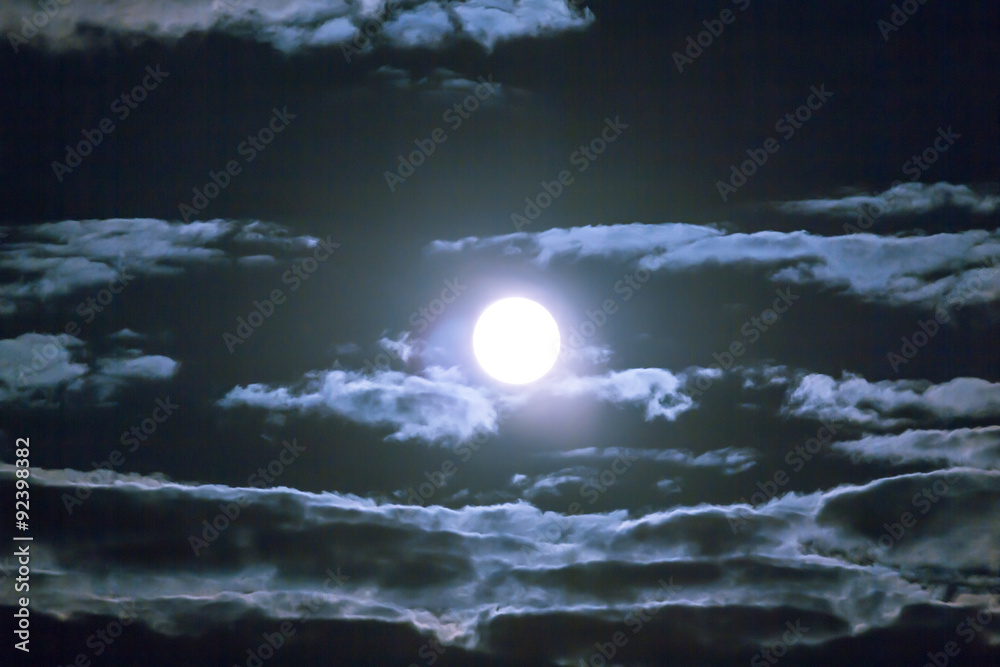 Vollmond mit Wolken
