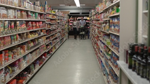 Wallpaper Mural Husband and wife in a grocery store Torontodigital.ca