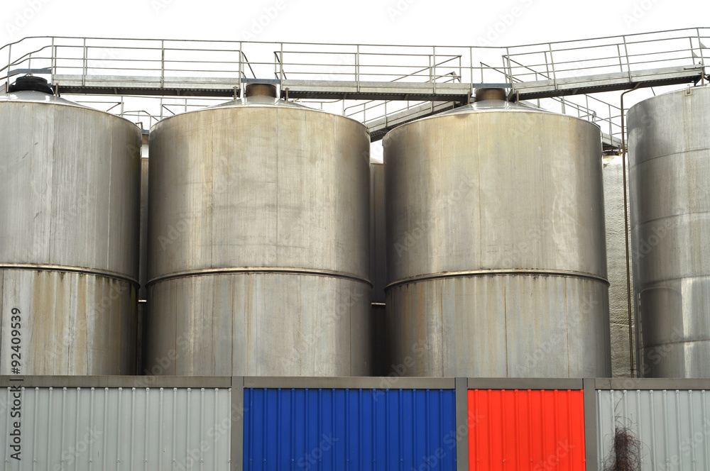 Stainless steel industrial silos. Stainless steel industrial silos.