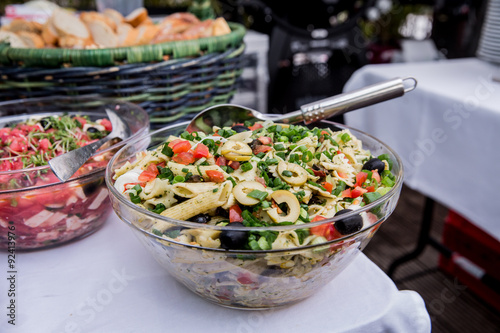 Nudelsalat am Buffet auf einer Grillparty photo