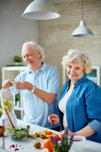 Senior vegetarians in the kitchen