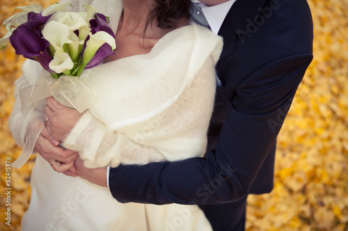 sposi abbracciati durante matrimonio autunno photo