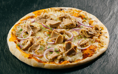 Fototapete Pizzeria Traditionelle italienische Thunfischpizza  © exclusive-design