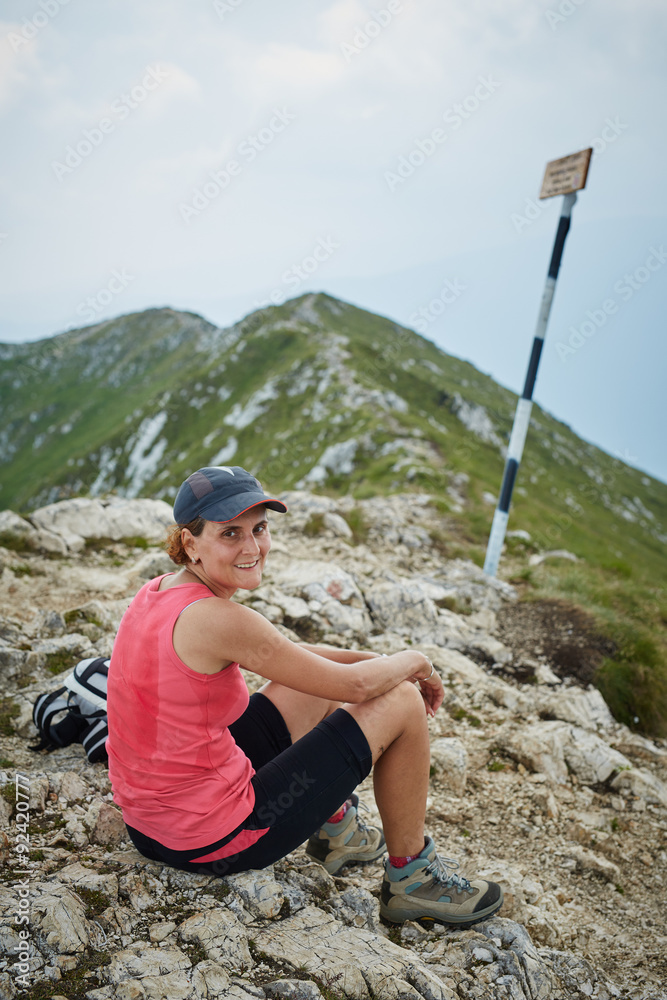 Naklejka premium Hiker resting on mountain peak