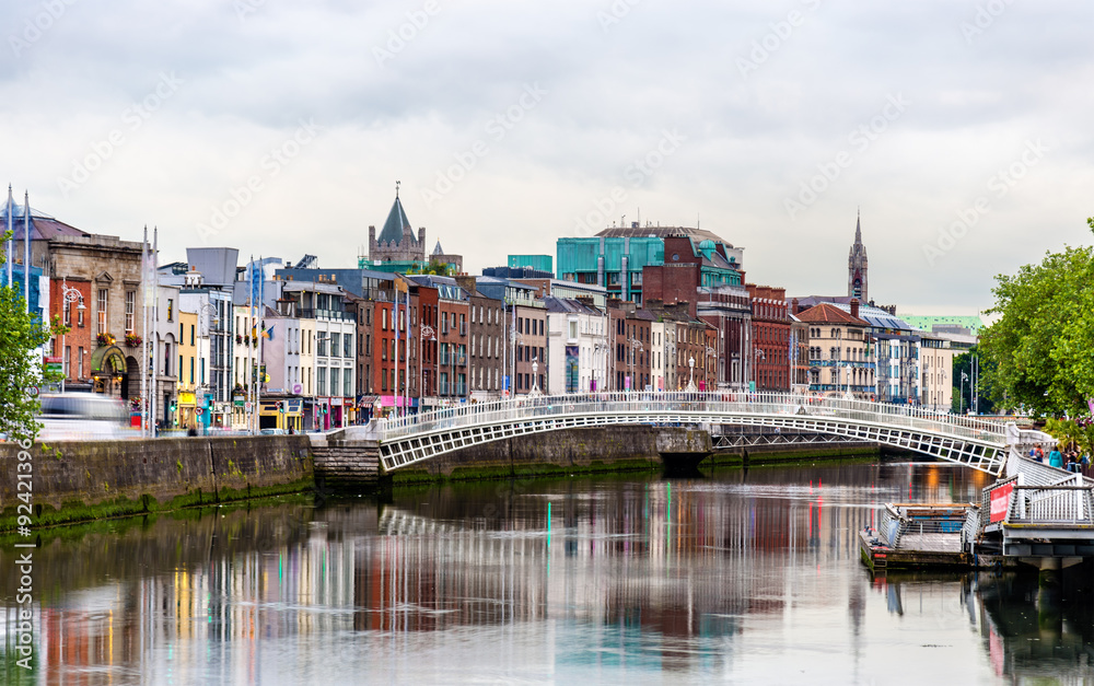 Naklejka premium Widok na Dublin z mostem Ha'penny - Irlandia