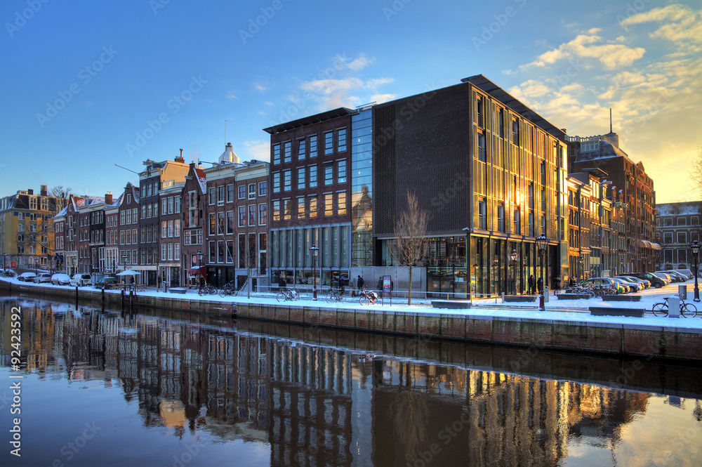 Naklejka premium Dom Anny Frank i muzeum Holokaustu w Amsterdamie w Holandii w słoneczny zimowy poranek. HDR