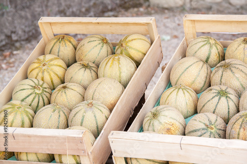 Melons en cageots destinés à la vente photo