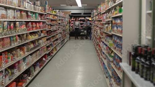 Wallpaper Mural Husband and wife in a grocery store Torontodigital.ca