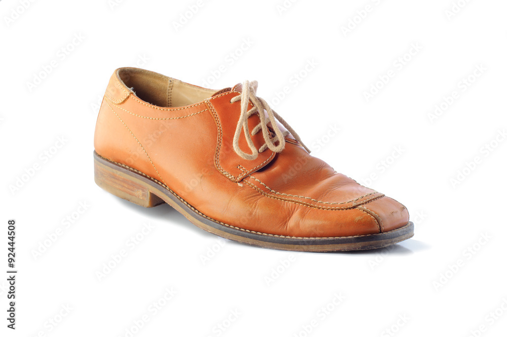 Scarpa da uomo elegante in primo piano con sfondo bianco Scarpa da uomo elegante in primo piano con sfondo bianco