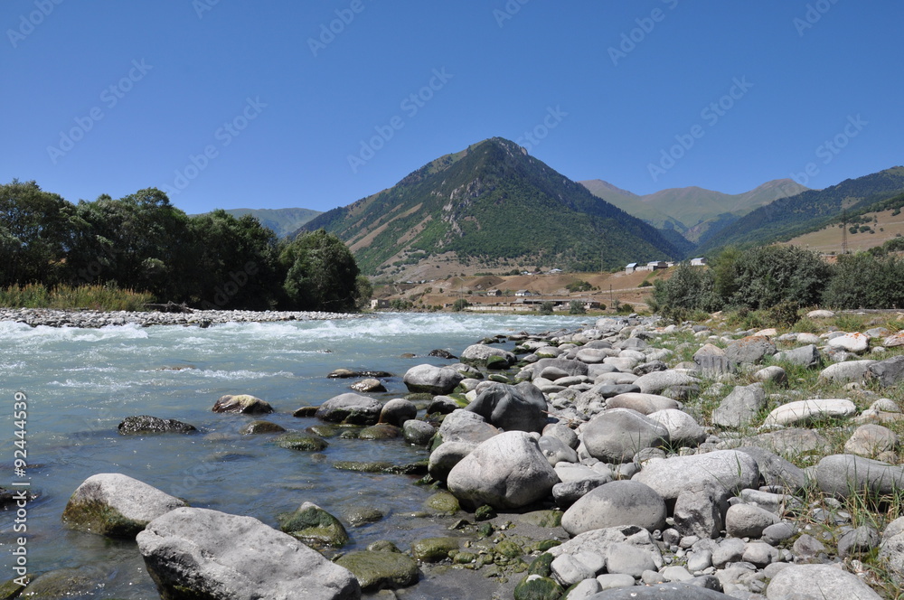 Горная река в горах Кавказа летом