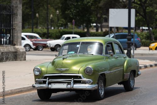Kuba fahrender grüner Oldtimer in Havanna