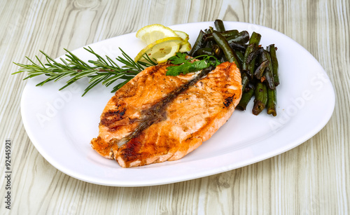 Grilled salmon with green beans