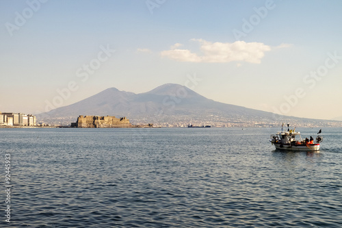 Barca peschereccio nel golgo di Napoli con vesuvio