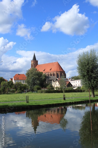 Idyllisches Kleinstadtpanorama: Blick über die Spree auf Beeskow mit Marienkirche