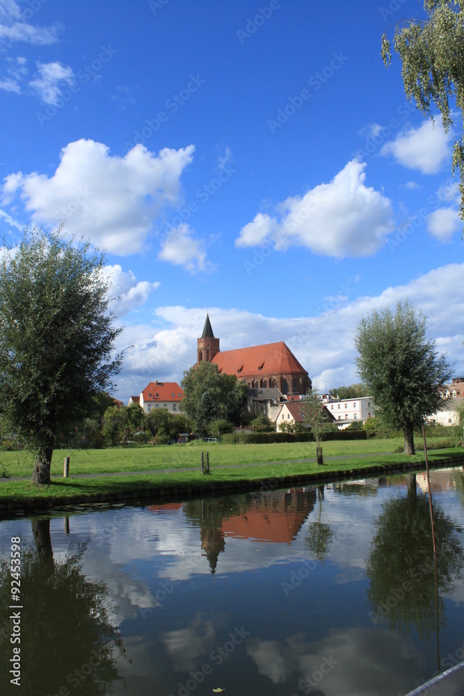 Idyllisches Kleinstadtpanorama: Blick über die Spree auf den historischen Stadtkern von Beeskow mit Marienkirche