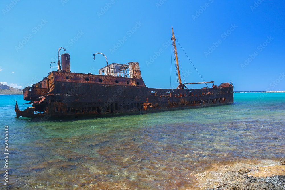 Rostiges Schiffswrack am Strand