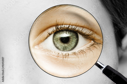 Auge mit Lupe